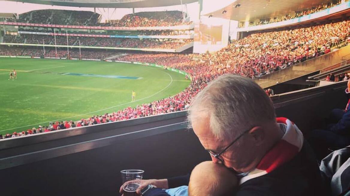 Σάλος με φωτογραφία του Αυστραλού πρωθυπουργού που κρατά την εγγονή του και... ένα ποτήρι μπύρα!
